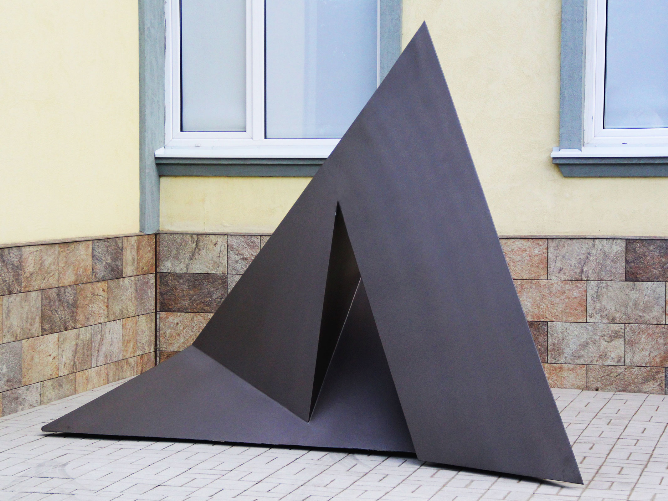 photograph of a metal sculpture of a szilassi polyhedron